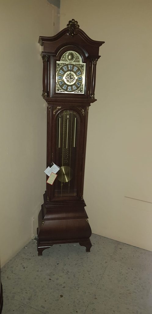 reloj de pie madera dorado