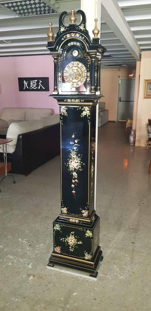 reloj de pie negro marqueteria