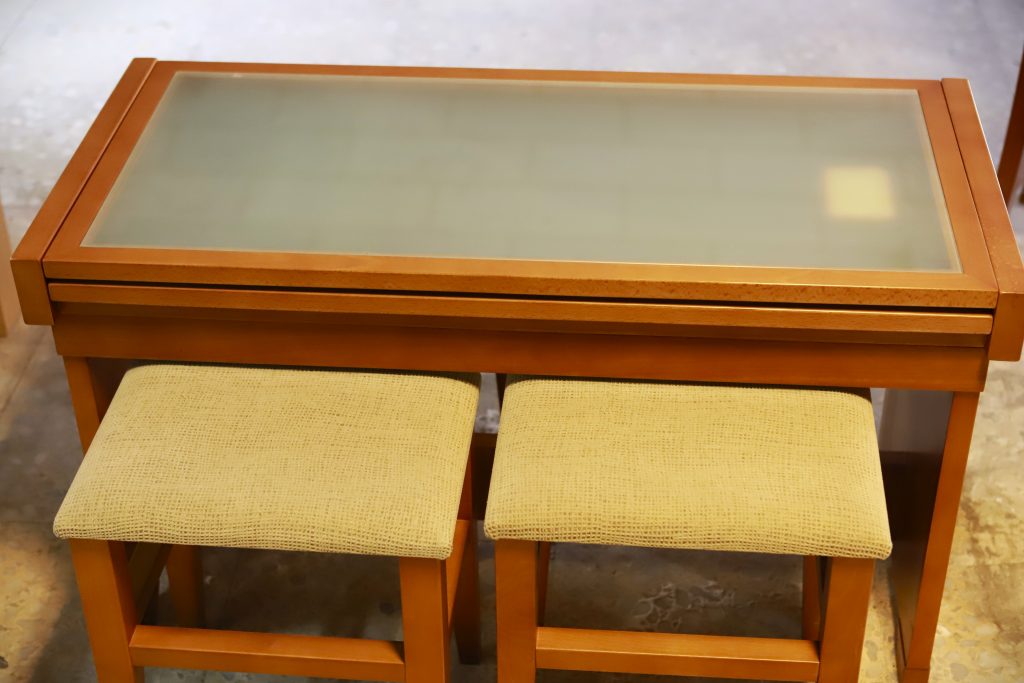 mesa centro madera cristal extensible con banquitos puff debajo incluidos