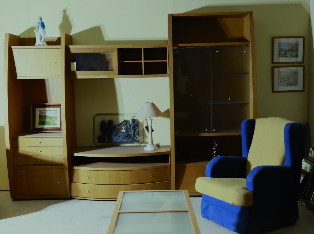 mueble apilable compacto madera clara vitrina sillon orejero amarillo azul