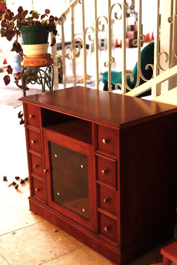 mueble tv video cajones pequeños tiradore bronce caoba