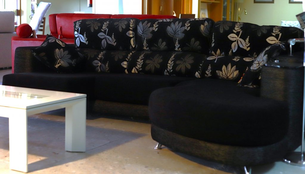 sofa chaislonge curvo negro flores plateadas piezas metal