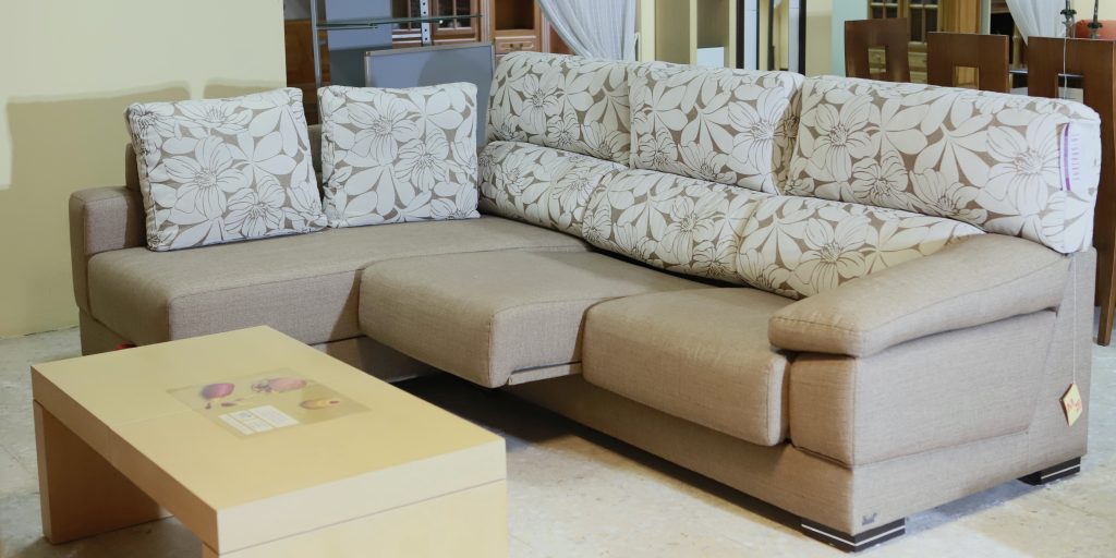 sofa chaislonge gris flores extensible piernas mesa centro madera clara
