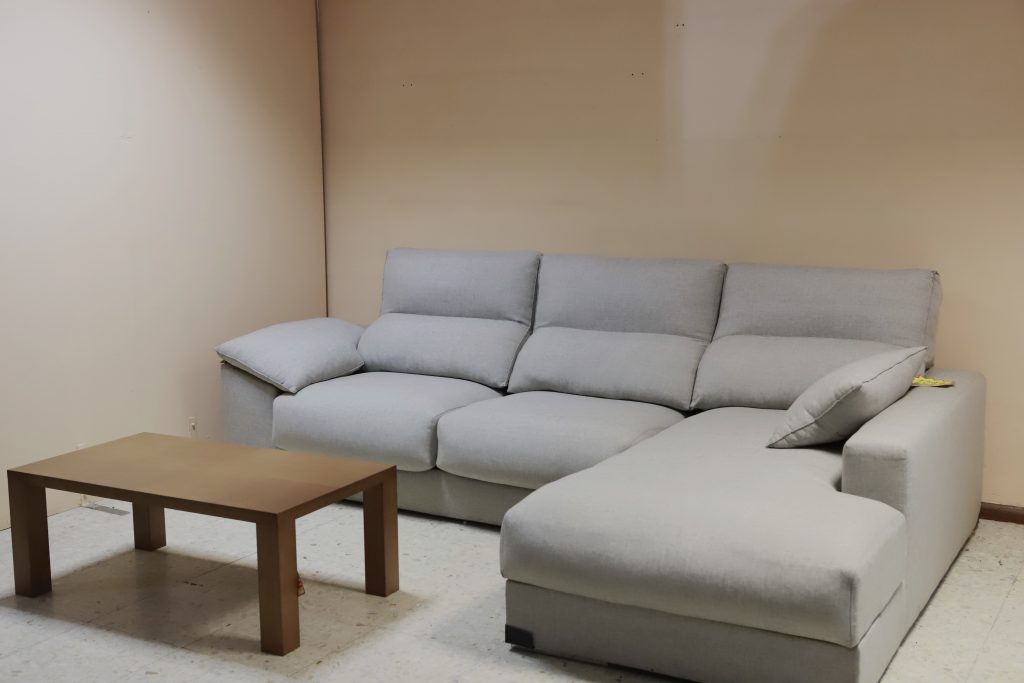 sofa chaislonge gris mesa centro madera minimalista