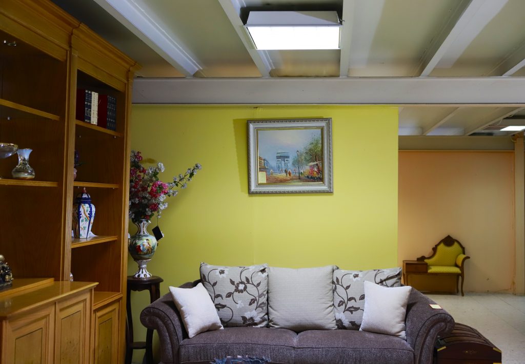 sofa gris flores cojines clasico tipo chester