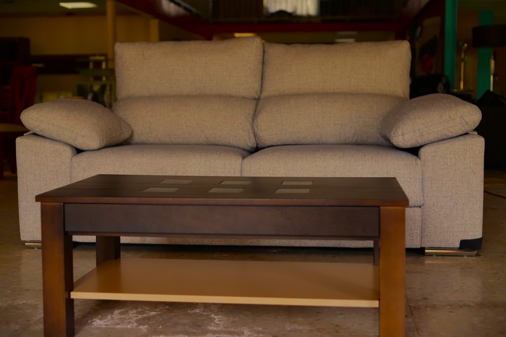 sofa gris reclinable mesa centro cuadrados cristal doble altura